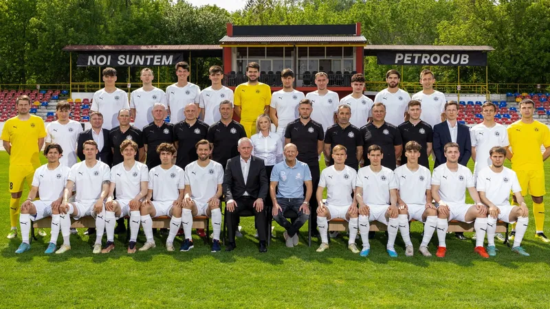Cầu thủ Petrocub và Sheriff Tiraspol đấu tranh gay cấn trên sân Cầu thủ Petrocub và Sheriff Tiraspol đấu tranh gay cấn trên sân